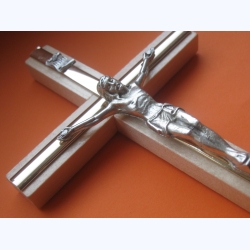 Krzyż drewniany jasny brąz z paskiem 20 cm Nr.1